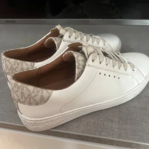 Michael kors skor - Endast använda några gånger då de är för små för mig. Storlek 36. Köptes för ca 2000kr. Fint skick!