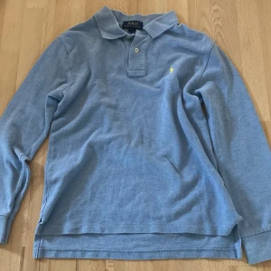 Blå Ralph lauren pike - Fin pike för att bra pris🔥 riktigt som alla våra varor är! Den är helt problemfri som man kan se på bilderna✅🔥 (priset går att diskutera)