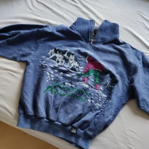 1/4 zip med tryck - Köpt på Vinted för 350 kr men den passade inte mig. Bra skick. Det står Medium på lappen men skulle säga att den passar mer som en Small. Skriv vid eventuella frågor. Mått: Axel: 55 cm Längd: 59 cm Armhåla till armhåla: 56 cm Innerärm: 50 cm