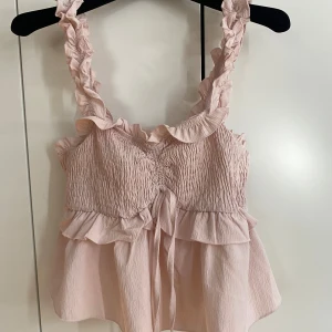Topp - En jätte söt topp i bra skick och använd enstaka gång. Till dig som gillar rosa och söta kläder 💗
