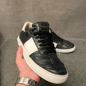 Populära Valentino Flycrews - Perfekt skick!! - Säljer dessa fräscha Valentino Flycrews i storlek 38 som är stora i storleken och passar mellan 39-41. Ny skick utan slitningar och all nitar sitter kvar!!!⚜️ Kan gå ner i pris vid snabba affär. Hör av dig vid minsta fundering!!💯 