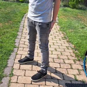 Replay anbass  - Säljer ett par riktigt feta jeans från märket replay, model anbass hyperflex. Dem har en riktigt snygg passform och passar till väldigt mycket, kolla sista bilden för en liten defekt. Nypris ca 1500 mitt pris 530, priset är ej hugget i sten