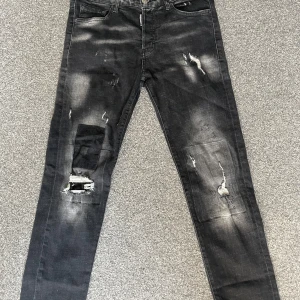 Dsquared2 jeans - Säljer nu mina Dsquared 2 jeans, storlek 44 vilket är typ 30/32, skriv järna om du är intresserad!