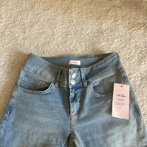 Utsvängda jeans  - Jättefina jeans ifrån Nelly💗Jeansen är ljusblå, har ett bredare band där uppe vilket är jättefint och har 2 knappar. De är lite försmå för mig och har prislappen på💗vet inte om de säljs längre men kostade 699 när jag köpte de