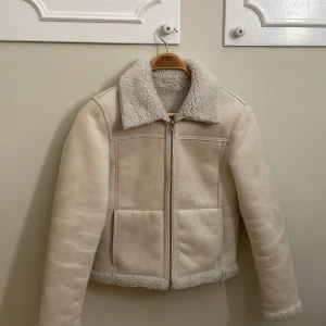 Mocka jacka  - Fin höst/vinterjacka i äkta mocka. Köpt från Tiger of Sweden. Ut-och omvändbar. Så fin! 