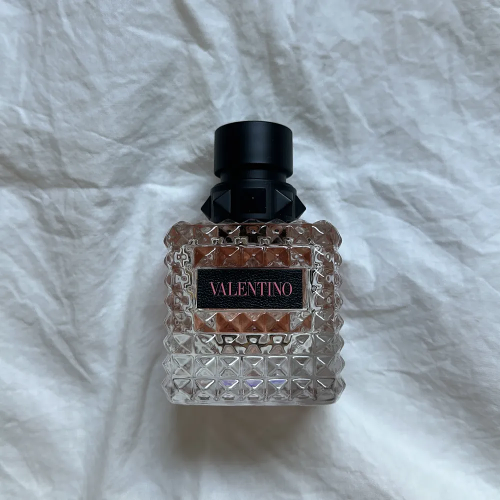 Valentino Donna Born In Roma EdP 50 ml. Cirka halva flaskan kvar, 25ml. . Parfym.