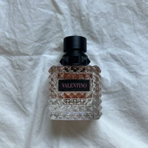 Valentino Donna Born In Roma EdP 50 ml - Valentino Donna Born In Roma EdP 50 ml. Cirka halva flaskan kvar, 25ml. 