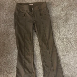 Nelly jeans - Super snygga jeans från Nelly, bra skick! Militärgrön färg  Storlek: 38- M kan funka som S  Pris kan diskuteras!! Det är bara att ställa frågor om du har någon💕