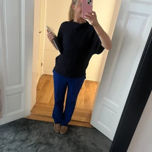 Mörkblå t-shirt med detaljer  - Sååå snygg blå t-shirt. Går upp snyggt mot halsen och har ett underbart material .