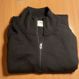 Half zip -  Säljer en halv tröja Som jag har använt två gånger max och pris kan du diskuteras skriv för frågor.