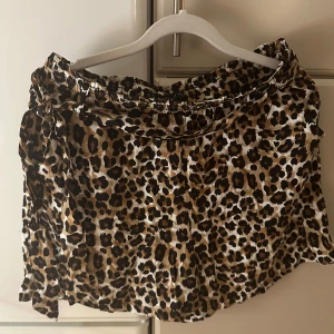 Leopard shorts  - Leopard shorts med gummi i midjan, med fickor och bälte Nytt och oanvänd