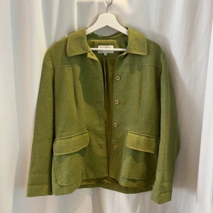 Grön jacka - Grön kavajliknande jacka. Skön och lätt, ursprungligen från Woman Collection men köpt second hand. Stl 42 men sitter mer som en M. 