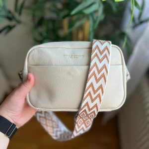 Beige handväska (NY) - Obruten förpackning skickas!! Helt ny - råkade beställa två likadana så jag säljer ena. Nypris 349kr.