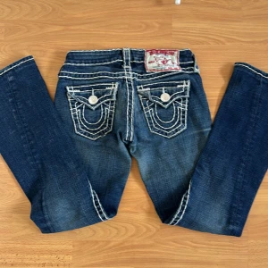 True religion mörkblå jeans  - Jag säljer mörkblåa true religion jeans eftersom dom va för korta för mig (skulle passa nån runt 160-165), skriv för flera bilder