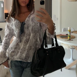 Blå och vit blus med mönster - En superfin blå/vit blus från Odd molly med mönster och en rosett✨⭐️🌊