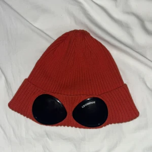 Cp company mössa - Säljer/byter denna cp company mössa för att den är för stor