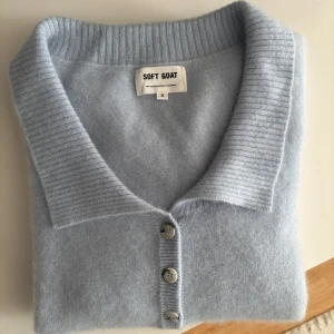 Softgoat t-shirt  - Säljer denna tröja från Softgoat i en så fin ljusblå färg. Otroligt mjukt material, storlek S ✨