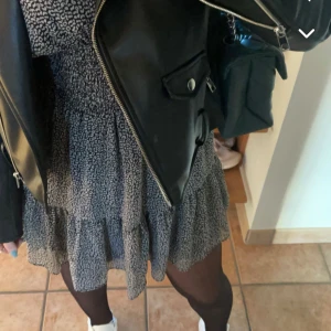 Zara klänning  - Zara klänning i leopard mönster, storlek M men passar xs-m. Använd ca 2 gånger. Som ny