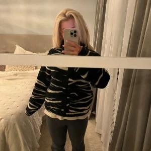 fleecetröja från h&m - Super snygg jacka från h&m  (förra ägarens bilder)