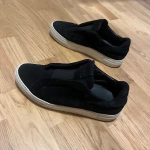 Axel arigato sko - Ett par skor jag har haft i tre år men inte använt på nästan ett år. Har använt dom en del men ser ändå ganska fräsch ut. Priset kan diskuteras. Ny pris 2350