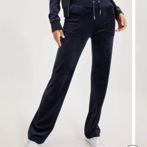 Svarta mjukisbyxor i sammet - Säljer ett sett superbekväma blå juciysett i sammet. De har en loose passform med hög midja och dragsko i midjan för extra komfort. Perfekta för vintern/hösten. Byxorna har också praktiska fickor fram och bak.