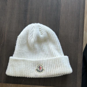 Moncler mössa - Skick 7/10 lite smutsig och osäker på att den är äkta
