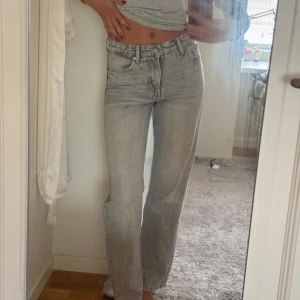 Gråa jeans - Ej använda, straight modell, är 175 cm på bilden, passar storlek XS/S (jag brukar ha S på bilden)💖