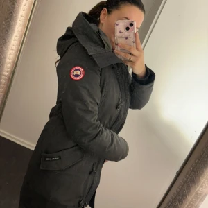 Canada goose jacka - Säljer min älskade canada goose jacka! Har varit älskad i många år men börjar bli lite liten. I ett använt skick men är fortfarande super fin. Köpt på johnells i Skärholmen för några år sedan för 10000 kr. Kan skicka fler bilder vid intresse!🥰