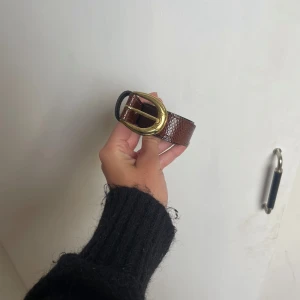 Brunt bälte  - Super trendigt brunt bälte som passar till allt! Köpt secondhand men i fint skick, lite slitningar längs kanten på ett ställe men inget man tänker på. 