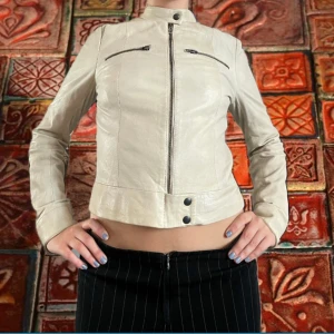 Vit skinnjacka  - Supersnygg benvit skinnjacka med snygga detaljer. Toppen snygg nu till hösten, funkar med allt 🌺