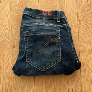 Dondup George Jeans  - riktigt snygga mörkblå Dondups i riktigt gott skick! Storlek är W33 Skriv vid minsta funderingar😁