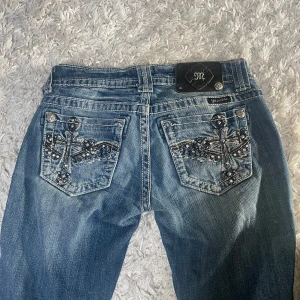 Miss me jeans  - Säljer dessa miss me jeans i modellen Straight, saknar två stenar och lappen sitter lite löst, defekterna syns på bilderna. Tyvärr så passar dem inte mig och det är därför jag säljer dem. Midjemått: ca 36cm  Innebensläng:ca 82 cm💕