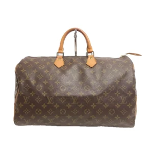 Louis Vuitton Speedy 40 - Louis Vuitton Speedy 40. Ett måste i väskkollektionen! Bra storlek för både vardagsbruk och resor. Perfekt att använda som skol-/arbetsväska. Speedy ger en touch av lyx och stil till varje outfit. Tillverkad i den ikoniska monogramduken.