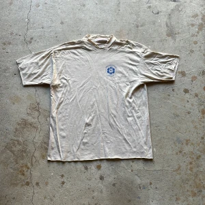 Reconstructed dyed T-shirt - Reconstructed och färgad T-shirt. Vintage skick med små slitningar. Baggy passform