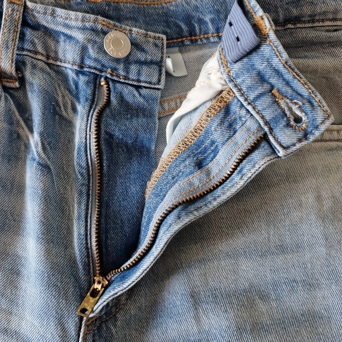 Blå jeans med normalhög midja från H&M - 92