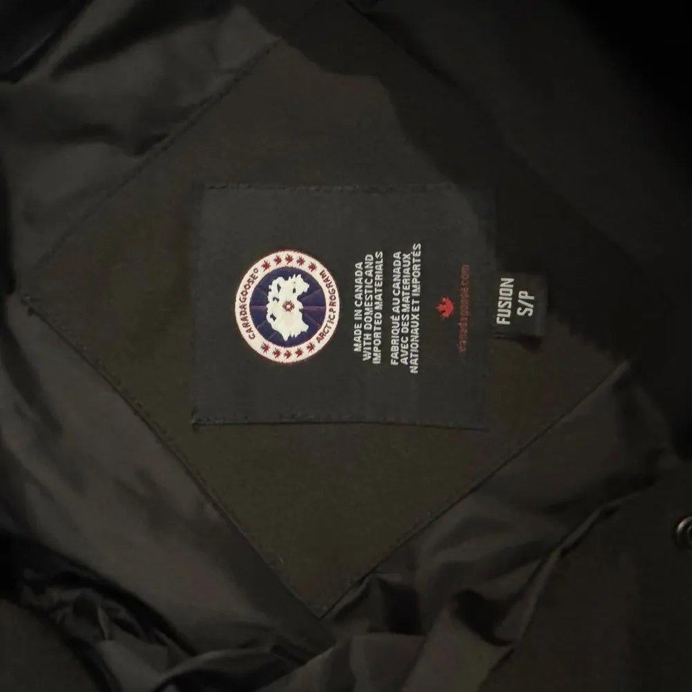 En Canada goose black label jacka i dunderskick. Fixk förra året. Aldrig använt då den är stor. Fick i julklapp.. Jackor.