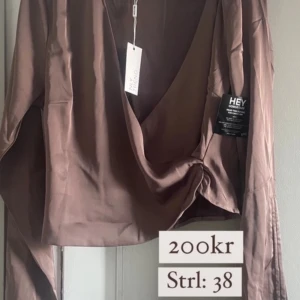 Blus - Alltså så fin höstblus, men tyvärr passade den inte mig! Så fin färg!  Aldrig använd, endast testad i hopp om att den helt plötsligt skulle passa, men nu får jag ge upp på den tanken😂