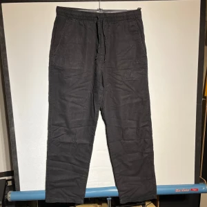 Svarta linnebyxor h&m - Ett par svarta linnebyxor från hm i storlek small. Bra skick utan några direkta defekter. Lite lösare i passformen Dom har blivit lite glansiga efter strykning på bilderna!