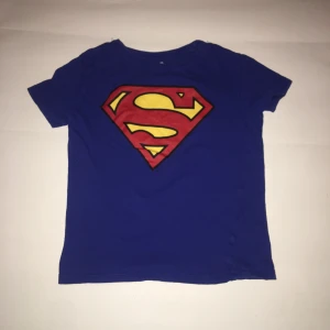 Superman croptop - Är egentligen en barntröja i storlek 122, men jag har använt som croptop. Jag skulle säga att den är XS/XXS