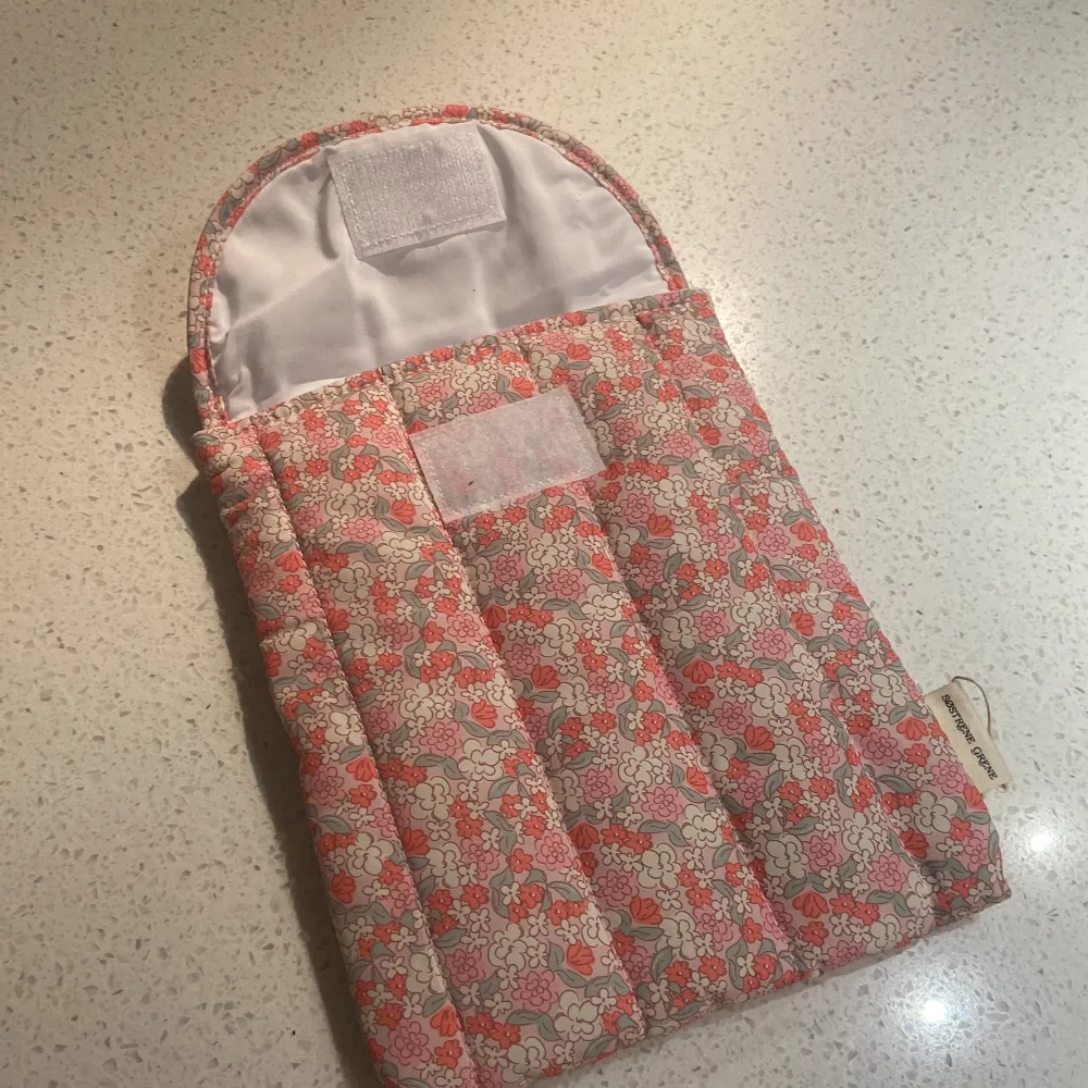 Jättefint iPad fodral som säljs. Har aldrig använt så är i perfekt skick. Kommer från Systrarna Grene och är perfekt för att få plats med sin iPad, pennor och mera❤️. Muu.