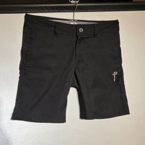 Pelle p shorts - Säljer ett par svarta seglar shorts från märket Pelle P i storlek S men passar något mindre. Mycket fint skick utan några defekter.