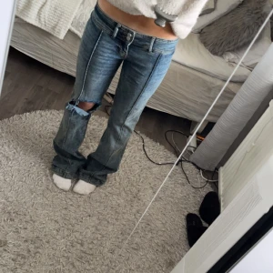 Snygga jeans med hål - Snygga jeans från monki, klippt hål själv och har används ca. 3 gånger💕 Köpta för 500:- 