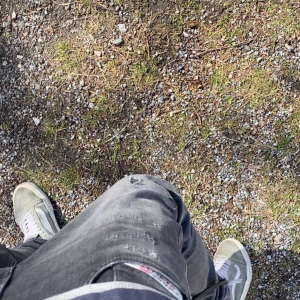 Jeans - Dessa jeans är från diesel som jag använt väldigt sällan. De är i skick 10/10 har inga skador. Ny pris är runt 1800kr jag säljer dom för 1199kr. De passar 12-13 åringar. Jeansen är i slimfit/skinny. Slitningarna på dom är modellen‼️