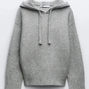 Stickad tröja från Zara😍✨🩷 - Skitsnygg stickad tröja från Zara✨ Använd ett fåtal gånger, som ny. Tröjan är helt slutsåld på Zaras hemsida.🤗 Pris kan diskuteras vid snabba affärer.💗