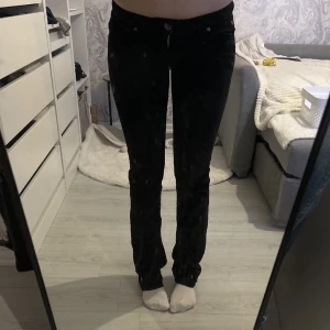 Lågmidjade jeans  - Säljer de här svarta lågmidjade jeansen med slim passform från Only. Innerbenslängden är ca 78cm och midjemåttet är ca 35cm. De är i väldigt fint skick💘 Har inga fler bilder på!🫶