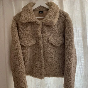 Teddyjacka🧸💗 - Jättefin Teddyjacka från ginatricot i storlek M!