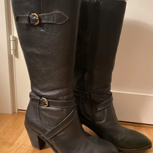 Bruna knee boots - Nästan oanvända kängor. Skit snygga 🙏🏻🔥