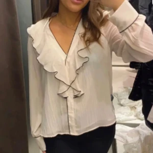 Zara blus  - Jätte fin blus ifrån zara, ganska genomskinlig. Strl M men passar S också. Skriv vid frågor eller fler bilder 😊
