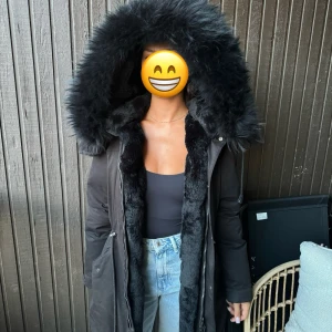 Vinter jacka cedrico  - Härlig vinterjacka med en generös mysig päls! Fint skick, finns att hämta i centrala Gbg