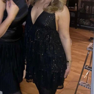 Klänning - Säljer denna jättefina glittriga klänning. Använd 1 gång🥰